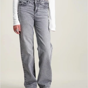 Grå raka jeans Calvin Klein - Gråa jeans från Calvin Klein använd fåtal gånger den är lite sliten men går ändå jätte bra att använda säljer pågrund av att jag byt stil och den inte används längre den var limited edition så den finns inte längre så säljer den för ett rimligt pris. Priset går att diskuteras storlek är 14 men är 154cm och den är lite för lång för men skulle nog säga storleken är 158-164