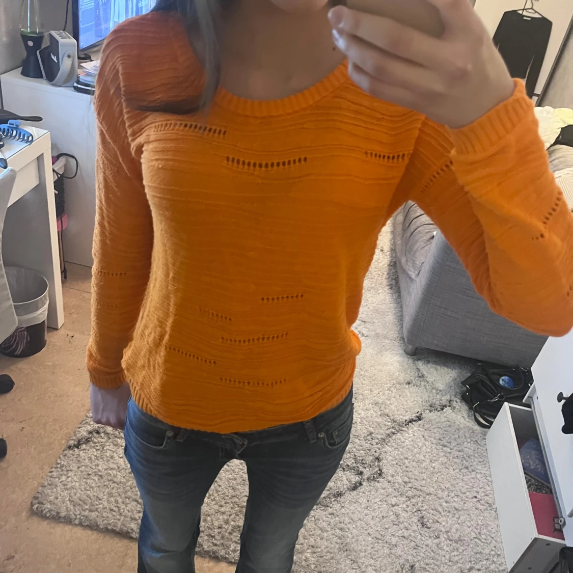 Orange stickad tröja med hålmönster - 1