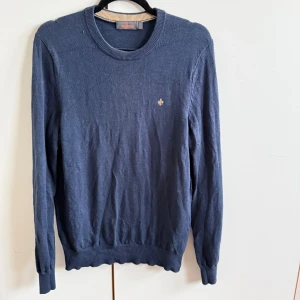Marinblå stickad tröja från Morris - Stickad sweatshirt från Morris. Skick är inte otroligt bra då jag inte använt den på ett bra tag men det bör gå till sig vid användning. Pris kan diskuteras. 