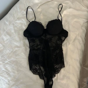 Spets body - Spets body från H&M, oanvänd i storlek 80B