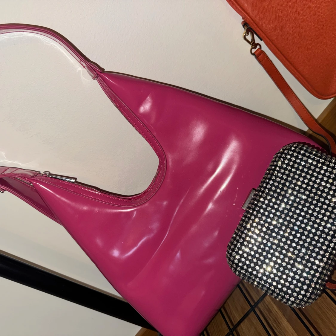 Fyra trendiga väskor i olika färger - 3