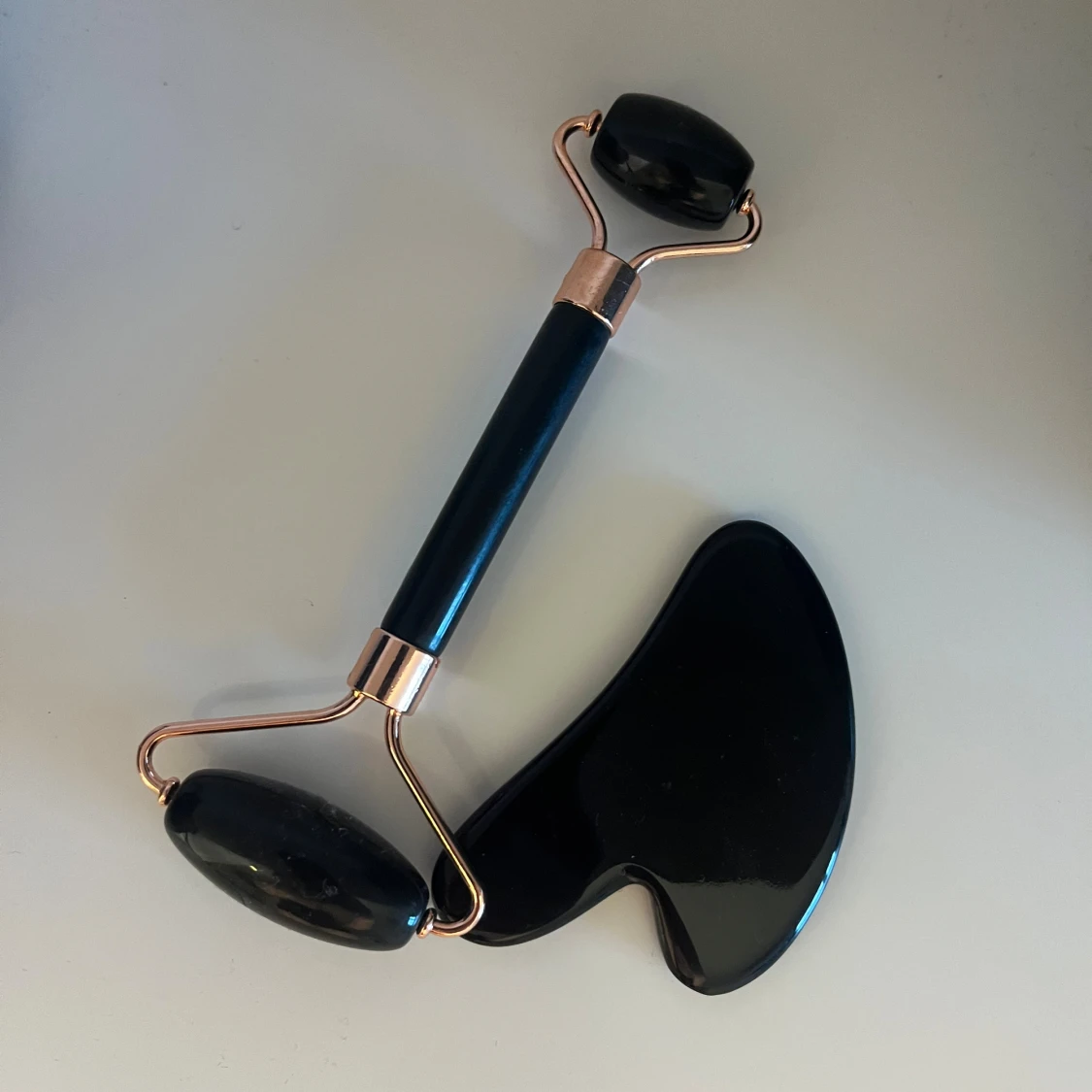 Svart ansiktsroller och gua sha-set - 1