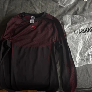 Gymshark onyx v5 long sleeve red L - Oanvänd storlek L