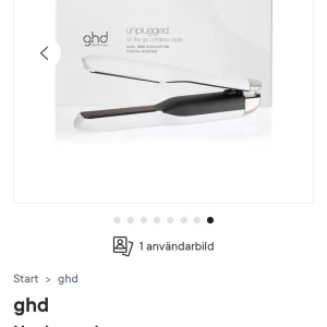 Unplugged On The Go Cordless Styler - ghd Unplugged är en sladdlös plattång perfekt för styling när du är på språng. Ger snabbt, slätt och glansigt hår var som helst. Kompakt och elegant design, ser ut att vara i nyskick utan synligt slitage.