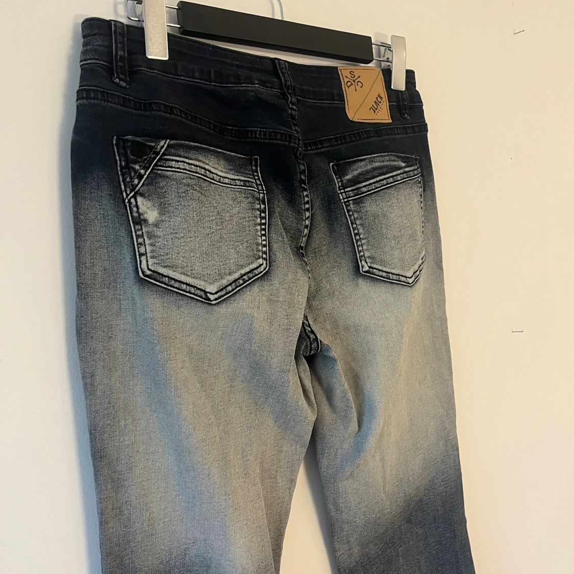 Bootcut jeans med blekt tvätt - 4