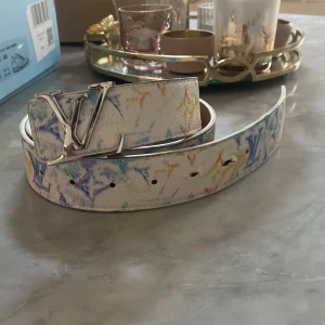 L.  V bälte - Tjena! Säljer nu feta as feta bältet som passar till mycket! Nypris ungefär 3500kr och skriv om frågor gärna