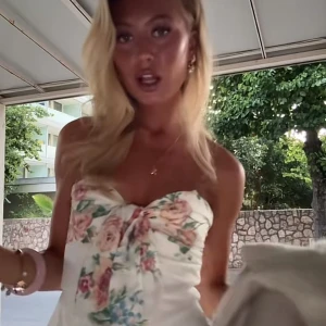 Vit blommig axelbandslös kortklänning - Superfin vit axelbandslös klänning från Zara med blommigt mönster upptill och en snygg knyt-detalj framtill. Klänningen är kort och har en fräsch, somrig vibe med pastellfärger i mönstret. Helt oanvänd med prislapp kvar! Väldigt efter frågad klänning då den inte längre säljs💕PRIS KAN DISKUTERAS