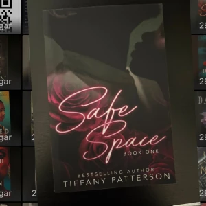 Safe Space: Book Two - En gripande och romantisk bok med passionerade inslag, perfekt för unga vuxna som gillar starka känslor och relationer. Snyggt omslag med rosor och silhuetter ger en mystisk och lockande känsla.