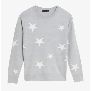 Grå stickad tröja med vita stjärnor - Snygg grå stickad tröja med vita stjärnor som mönster. Tröjan har rund hals och långa ärmar, perfekt för dig som gillar en chill och trendig look. Passar till svarta jeans eller leggings för en enkel men cool outfit. Strl 12, skulle säga att de motsvarar XS eller S, använd en gång. M&S collection