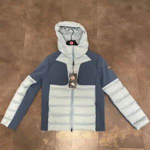 Colmar jacka  - Helt ny vinterjacka från Colmar. Storlek Eu 48 (S).Nypris 5400kr mitt pris 2600kr! Hör av er vid frågor och funderingar!