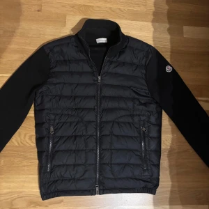 Moncler cardigan - Säljer denna väldigt fina moncler cardigan då den har blivit förliten för mig den är i väldigt gott skick och den är i storlek S Den är såklart äkta!