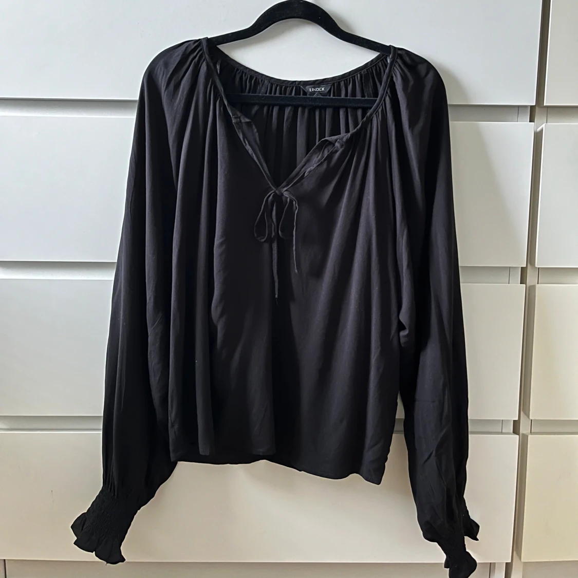 Svart blus med knyt från Lindex - 1