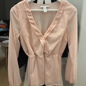 Ljusrosa blus från NLY Trend - Super fin! Men kommer inte till användning💕