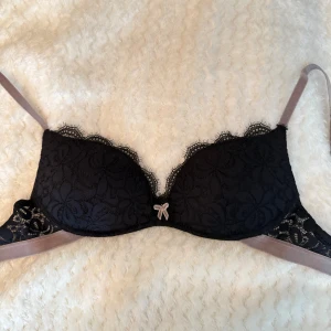Intimissimi push-up bh - Svart intimissimi bh med push up och spets. Lappen är lite avskavd så hela texten syns inte. Jag har klippt av storlekslappen men passar mig som har 75B💝varan har tecken på användning men är annars i väldigt bra skick!
