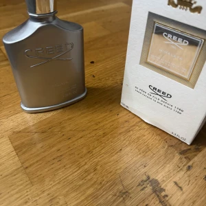 Creed Himalaya 100ml EdP - Creed Himalaya EdP, 100 ml. En exklusiv parfym med stilren design, perfekt för dig som vill sticka ut. Tillverkad i Frankrike. Snygg förpackning och ikonisk flaska – ett statement på hyllan.