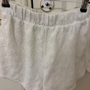 Zara shorts  - Zara bommul shorts med broderade blommmönster