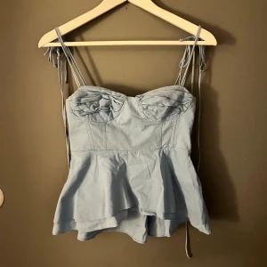 Zara topp - Ljusblå zara topp som inte säljs längre i storlek XS, säljer för att den inte passade mig. Det är lite dåligt ljus på bilderna men jag kan skicka bättre om de önskas💞