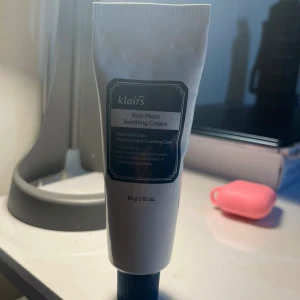 Klairs Rich Moist Soothing Cream - En återfuktande och lugnande ansiktskräm från Klairs. Använt bara på KVÄLLAR i 5 DAGAR❗️❗️ Jag säljer den för att mitt ansikte verkar inte trivas, trots att den är såååå bra!! Så tänkte att jag får sälja den till någon annan🥹🫶🏻 VÄRDE 400 kronor!