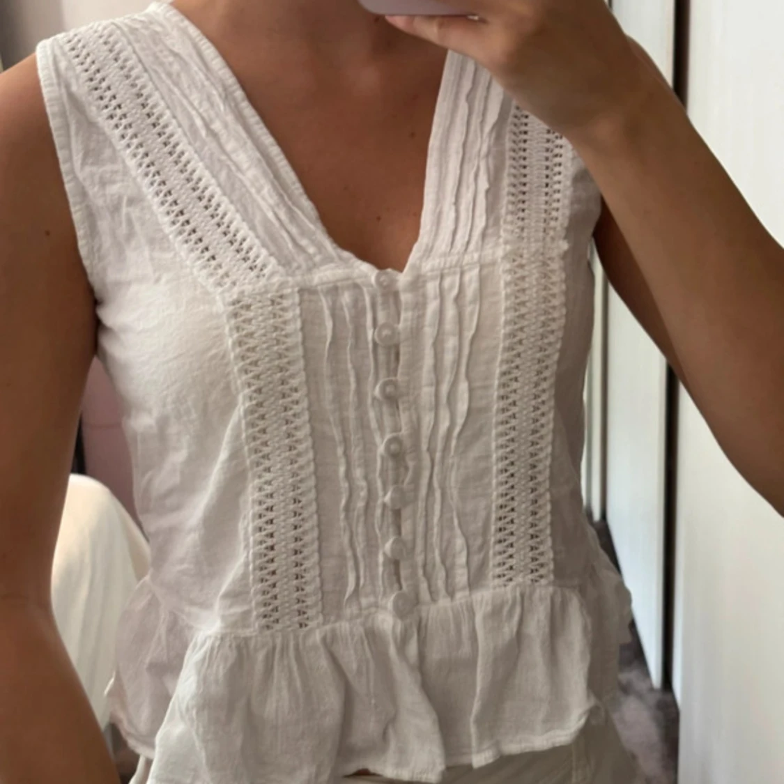 Vit blus med spets och volang La Cotière