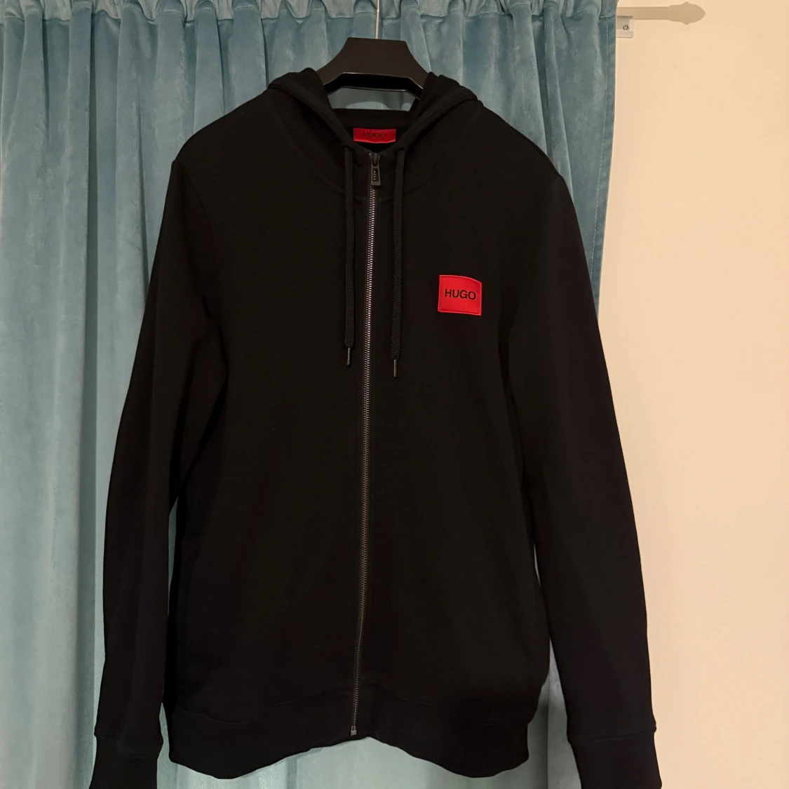 Svart hoodie från Hugo med dragkedja