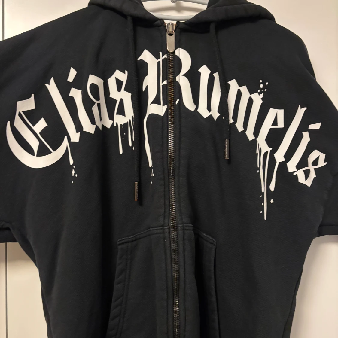 Svart hoodie Elias Rumelis med tryck - 1