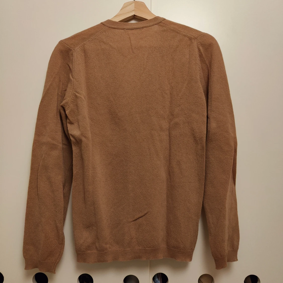 Beige kofta med v-ringning och knappar - 1