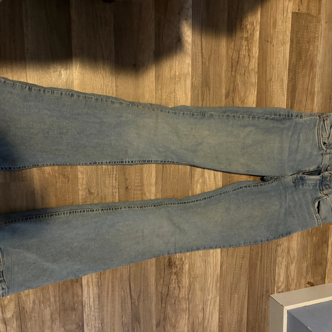 Ljusblå bootcut jeans från Gina - 1