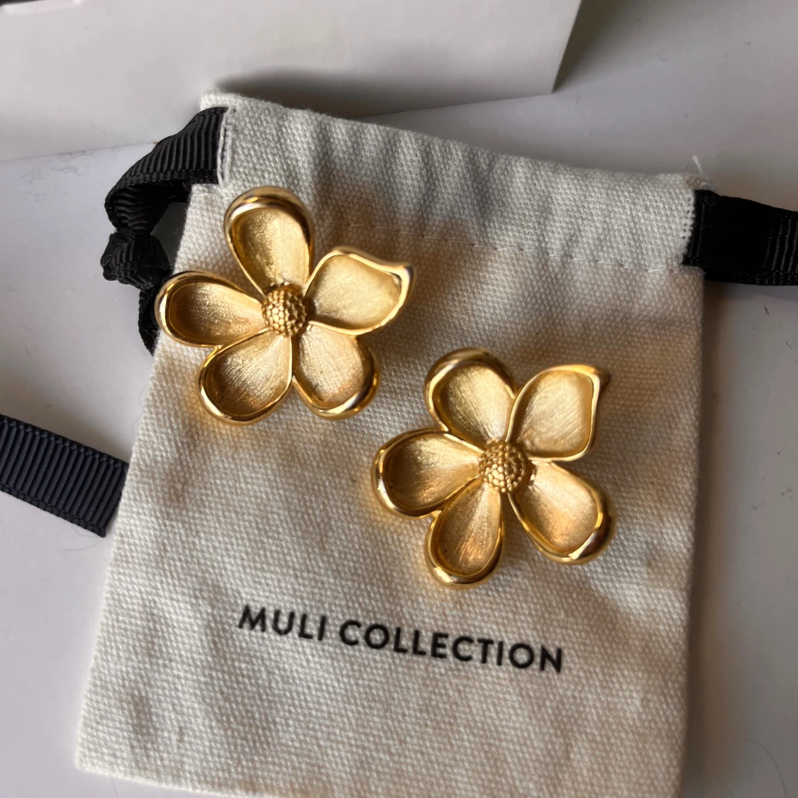 Guldiga blomörhängen från Muli Collection - 1