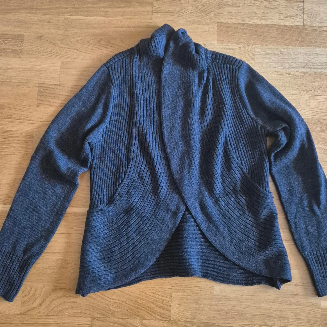 Mörkgrå ribbad kofta från H&M