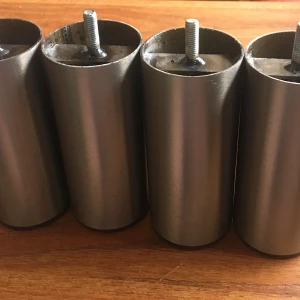 Sängben stål, Jysk, 13 cm, 4-pack - Fyra robusta metallben med gängad skruv för enkel montering på sängbotten. Benen är i gott använt skick.