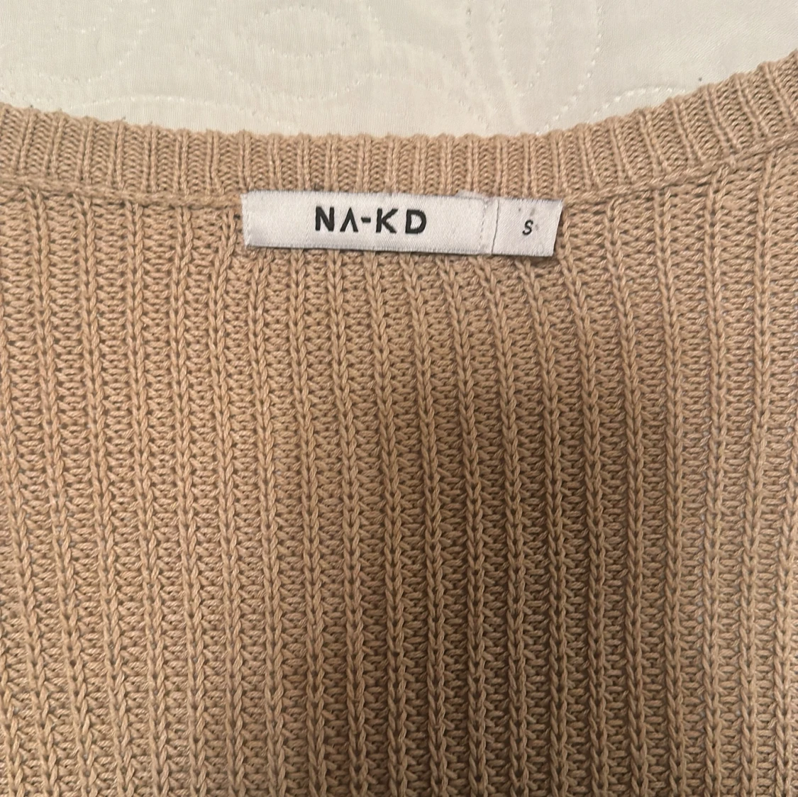 Beige stickad v-ringad tröja NA-KD - 1