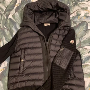 Svart Moncler Cardigan  - Säljer min moncler cardigan i extremt bra skick. storlek s . Säljer för att jag inte vill ha den längre . Ställ gärna frågor eller skicka flera bilder!😄