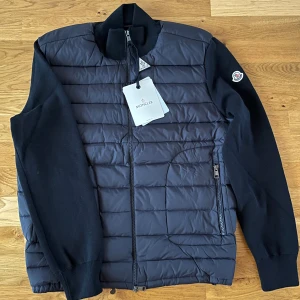 Moncler cardigan - Helt ny cardigan från moncler. 