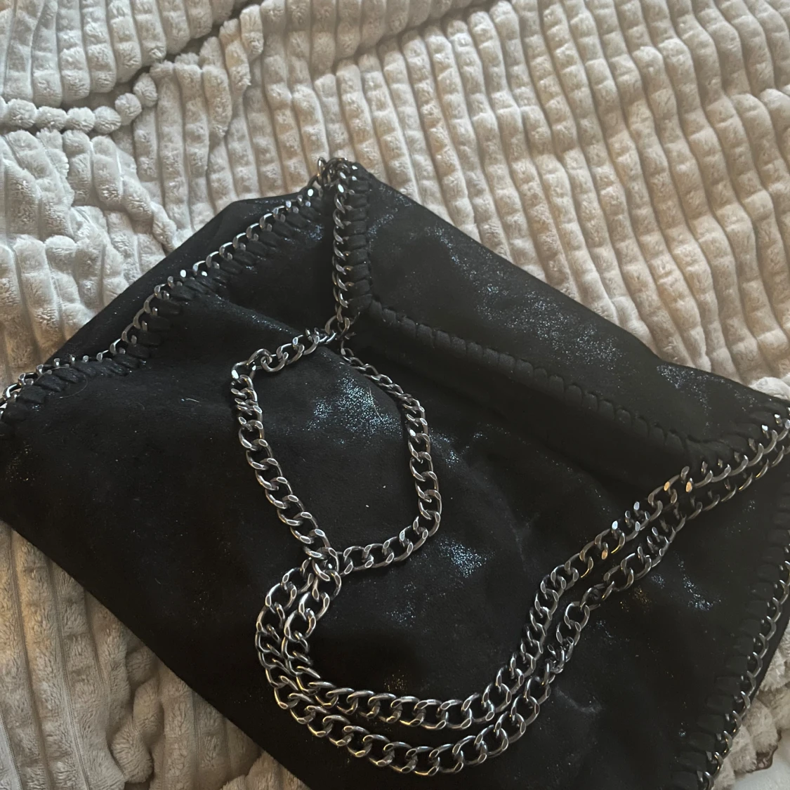 Svart axelväska med kedjedetaljer - 1