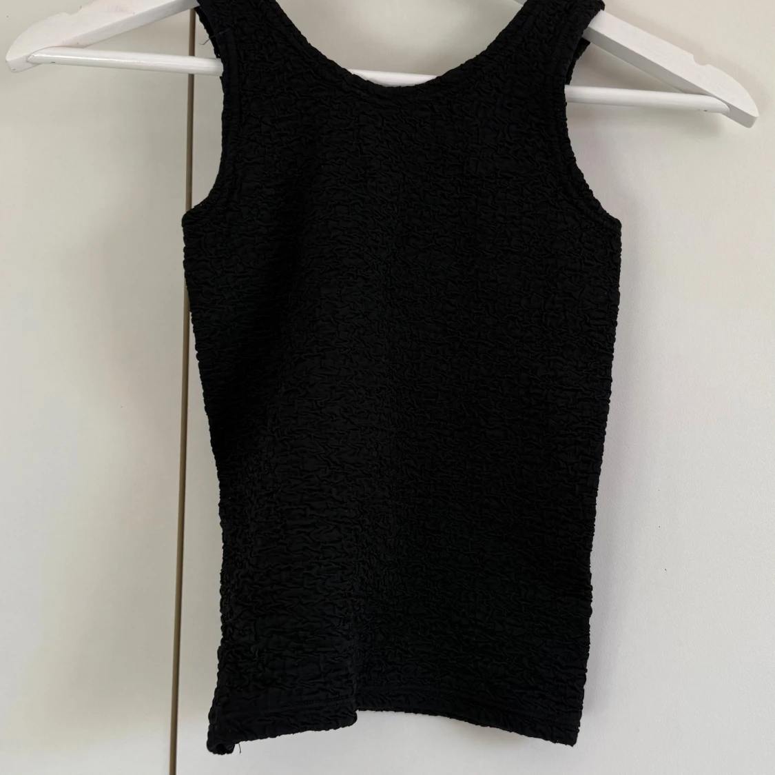 Svart ärmlös linnetopp med struktur - 1