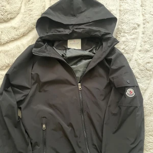 Svart vindjacka från Moncler - Svart vindjacka från Moncler med huva. Skit fet  jacka!!!🙌🏼