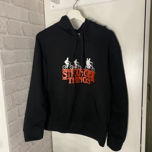 Hoodie - Stranger things hoodie, perfekt nu inför sista säsongen va stranger things. Mjukt material på insidan