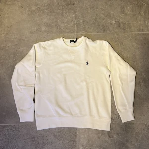Vit sweatshirt från Polo Ralph Lauren - Säljer nu en riktigt snygg vit sweatshirt från Polo Ralph Lauren med klassisk rund hals och broderad logga på bröstet. Har ni frågor är det bara att skriva !