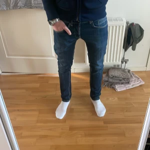 Blå Dondup George jeans - Säljer nu dessa riktigt fetta blåa Dondup George. Strl 32, väldigt bra skick inget som är slitet. Perfekt nu till hösten!! Skriv om du har några frågor!