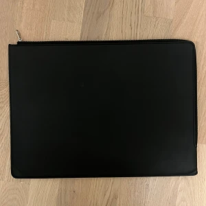 Holdit datorfodral  - Passar till 16” MacBook. Har några märke på men är i fortfarande bra skick. 