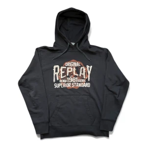 Replay  - En otroligt snygg och sällsynt hoodie ifrån replay. Tycker personligen denna hoodie är extremt snygg. Hoodien har inga defekter och är i storlek M. Personen på bilden är 184cm 75kg ungefär|| frakt sker ändast via PostNord och instabox 📦 (‼️finns bulk rabbatter i profilen‼️)