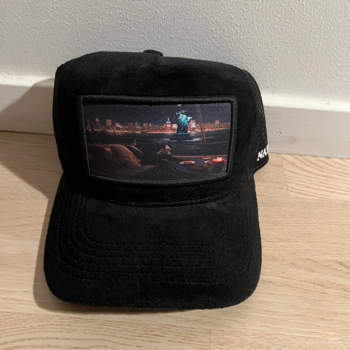 Svart velvetkeps från Natone