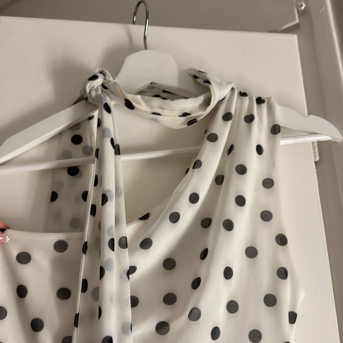 Prickig vit topp med knyt - 1