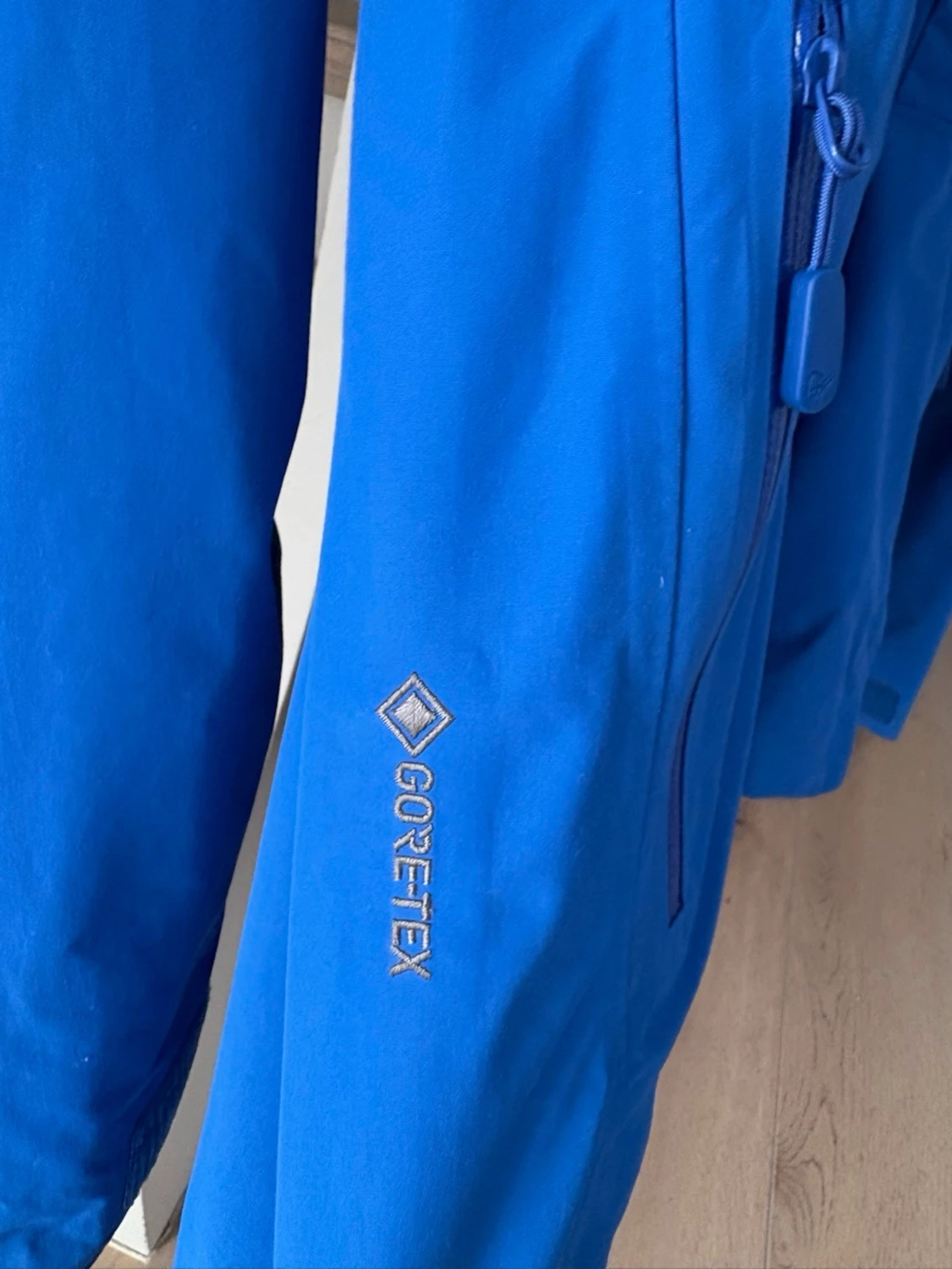 Blå vindjacka från Norrøna med huva - 2