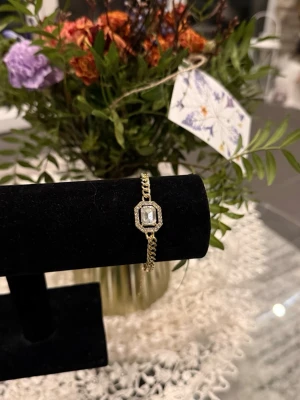 Guld Armband - Helt ny aldrig använd. Rostfritt ståo. Justerbar.