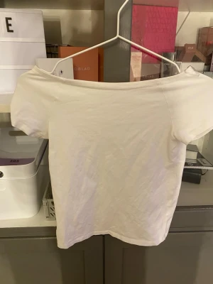 Vit offshoulder topp - Tröjan är i storlek 152 men sitter som en xs 
