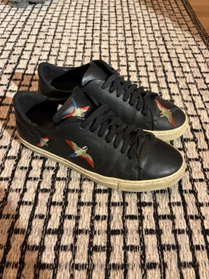 Arigato skor - Tjena! Säljer nu dessa riktigt snygga och populära skor från arigato! Hör av er vid frågor och funderingar🙌