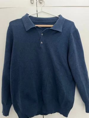 Cashmere pike  - Tja, säljer en fräsch 70/30 cashmere bomull piké i storleken s, knappt använd så hör av dig vid intresse, obs beställ gärna med postnord för snabbast frakt!