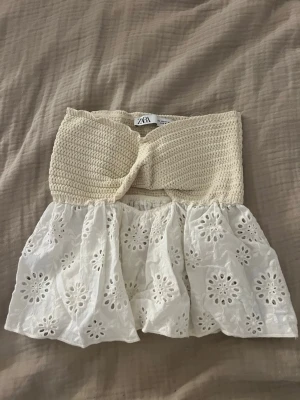 Beige och vit bandeau topp från Zara - Säljer denna jätte söta bandeu topp från Zara💕 den är i ett jättebra skick och har inga defekter 💕