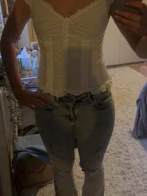 Vit Brandy Melville blus - Supersnygg och trendig vit blus/linne från Brandy Melville. Använd några få gånger och är i väldigt bra skick. Jätte fin att ha på sommaren eller i skolan💗💗